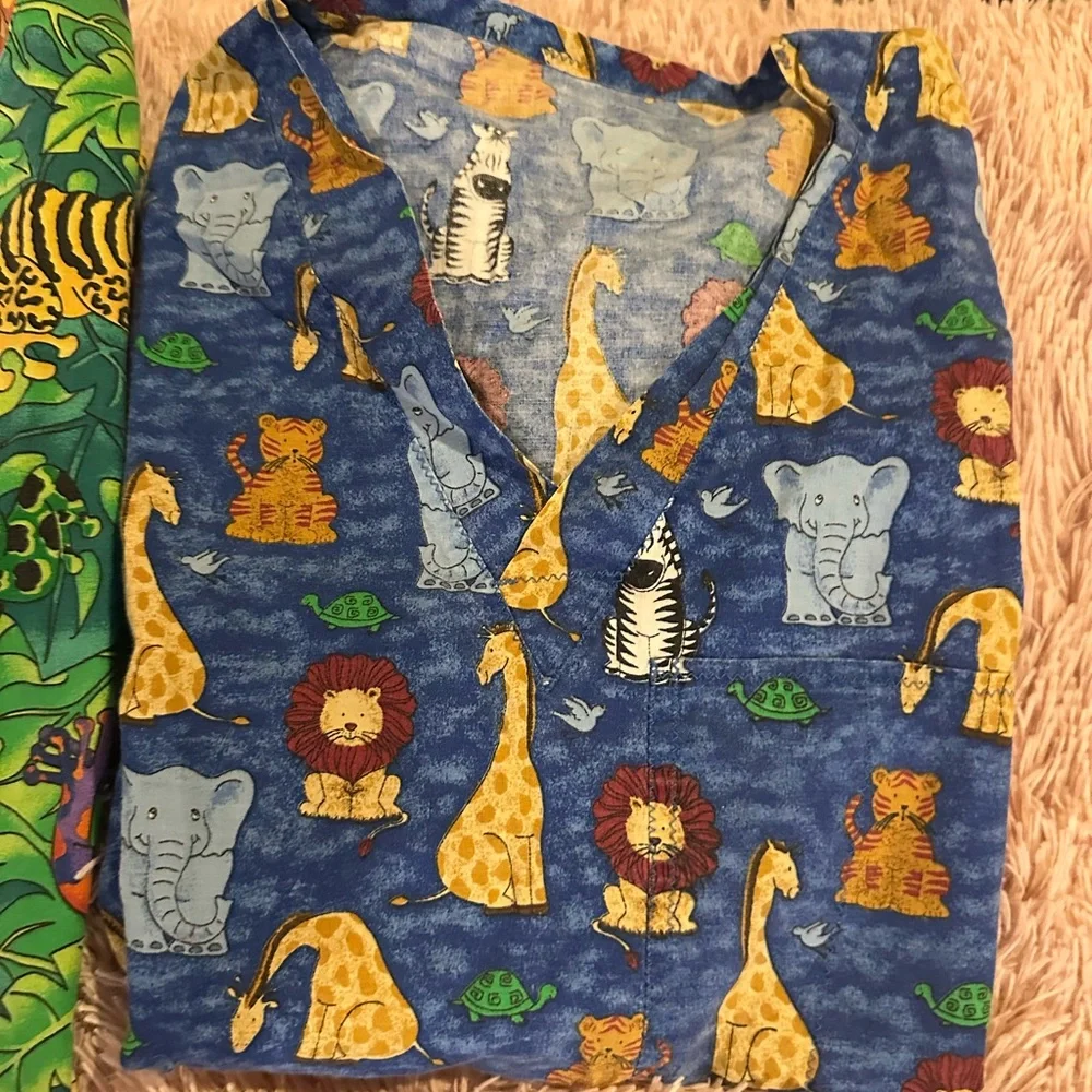 Adult M-L scrubs top (4) - Picture 4 of 6